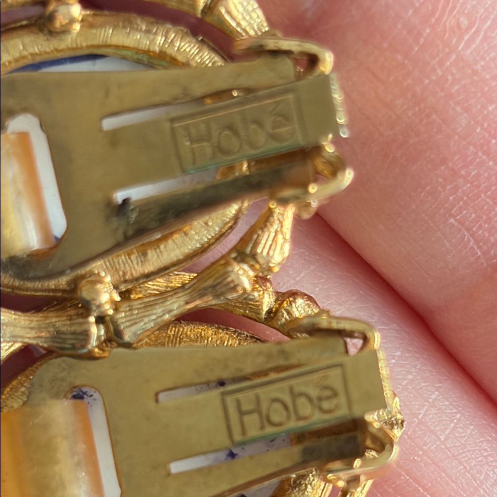 Vintage Hobe Gold-Tone Blue Portrait Clip-On Earrings #303 - Picture 4 of 5